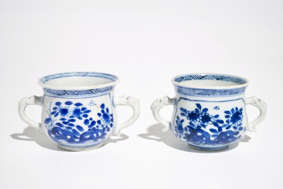 Twee Chinese blauwwitte wierookbranders met floraal decor, Kangxi