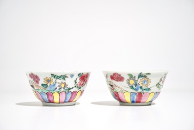 Une paire de tasses et soucoupes en porcelaine de Chine famille rose, Yongzheng/Qianlong