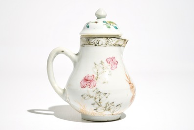 Une verseuse couverte en porcelaine de Chine famille rose, Yongzheng
