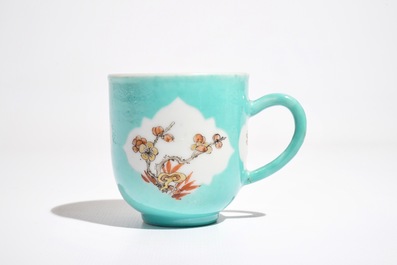 Une tasse et soucoupe en porcelaine de Chine &agrave; fond turquoise, Qianlong