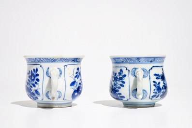 Twee Chinese blauwwitte wierookbranders met floraal decor, Kangxi