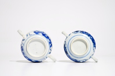 Twee Chinese blauwwitte wierookbranders met floraal decor, Kangxi