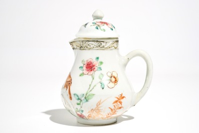 Une verseuse couverte en porcelaine de Chine famille rose, Yongzheng