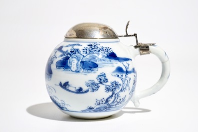 Un moutardier en porcelaine de Chine bleu et blanc, mont&eacute; en argent, Kangxi