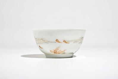 Une tasse et soucoupe en porcelaine de Chine &agrave; d&eacute;cor d'un paysage, Yongzheng