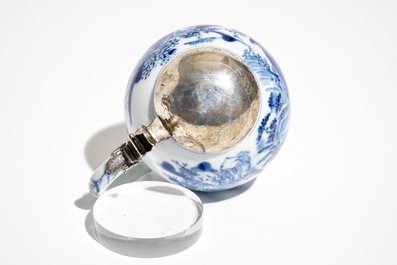 Un moutardier en porcelaine de Chine bleu et blanc, mont&eacute; en argent, Kangxi