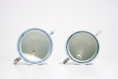 Twee Chinese blauwwitte wierookbranders met floraal decor, Kangxi
