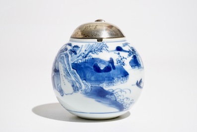 Un moutardier en porcelaine de Chine bleu et blanc, mont&eacute; en argent, Kangxi