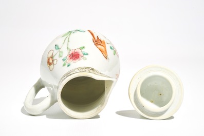 Une verseuse couverte en porcelaine de Chine famille rose, Yongzheng