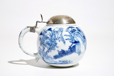 Un moutardier en porcelaine de Chine bleu et blanc, mont&eacute; en argent, Kangxi