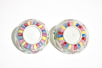 Une paire de tasses et soucoupes en porcelaine de Chine famille rose, Yongzheng/Qianlong