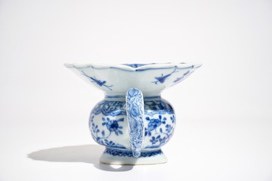 Un crachoir en forme de coeur en porcelaine de Chine bleu et blanc, Kangxi