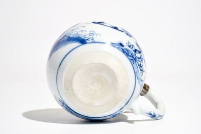 Un moutardier en porcelaine de Chine bleu et blanc, mont&eacute; en argent, Kangxi