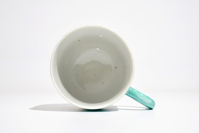 Une tasse et soucoupe en porcelaine de Chine &agrave; fond turquoise, Qianlong