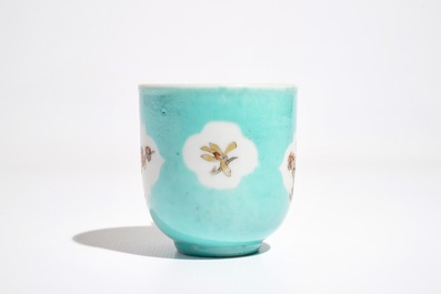 Une tasse et soucoupe en porcelaine de Chine &agrave; fond turquoise, Qianlong