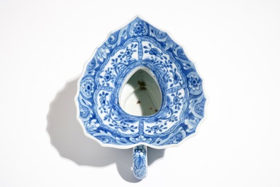Un crachoir en forme de coeur en porcelaine de Chine bleu et blanc, Kangxi