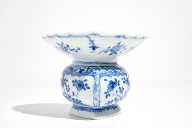 Un crachoir en forme de coeur en porcelaine de Chine bleu et blanc, Kangxi