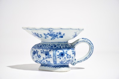 Un crachoir en forme de coeur en porcelaine de Chine bleu et blanc, Kangxi