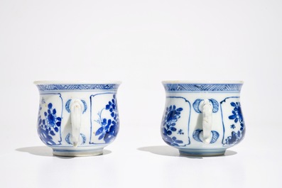 Twee Chinese blauwwitte wierookbranders met floraal decor, Kangxi