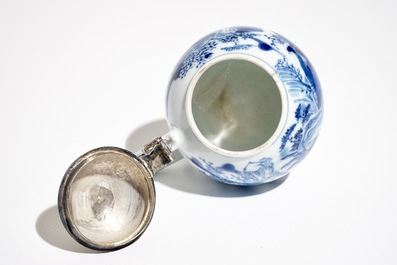 Un moutardier en porcelaine de Chine bleu et blanc, mont&eacute; en argent, Kangxi