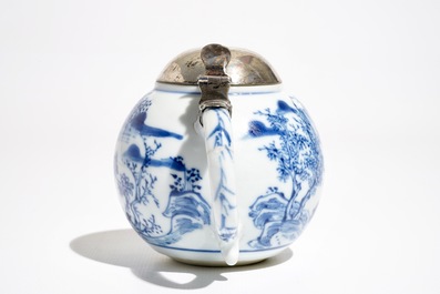 Un moutardier en porcelaine de Chine bleu et blanc, mont&eacute; en argent, Kangxi