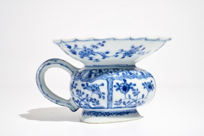 Un crachoir en forme de coeur en porcelaine de Chine bleu et blanc, Kangxi