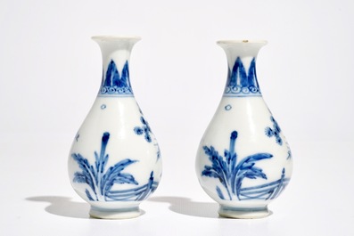 Een paar Chinese blauwwitte peervormige "Drie vrienden van de winter" vaasjes, 19e eeuw