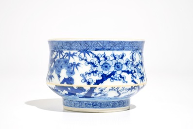 Un br&ucirc;le-parfum en porcelaine de Chine bleu et blanc, 19/20&egrave;me