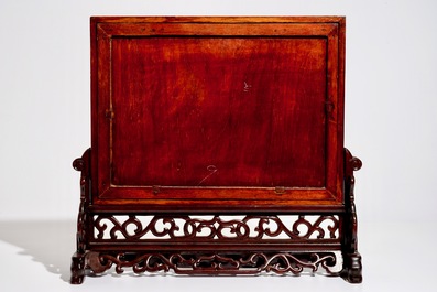Un &eacute;cran de table avec une plaque en porcelaine de Chine famille rose, 20&egrave;me