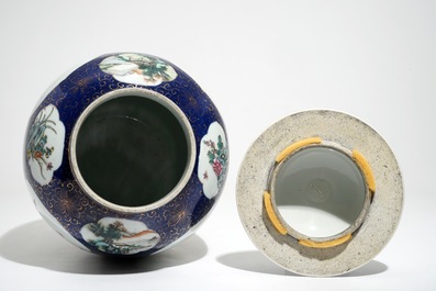 Een Chinese famille rose dekselpot met poederblauwe fondkleur, Republiek, 20e eeuw