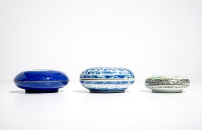 Drie ronde Chinese blauwwitte en famille rose dekseldoosjes, 19/20e eeuw
