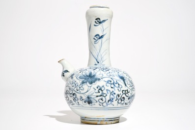 Een Japanse blauwwitte Arita kendi, Edo, 17e eeuw