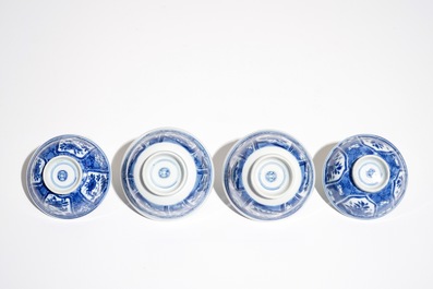 Een paar Chinese blauwwitte dekselkommen, Kangxi