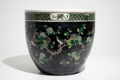 Un aquarium en porcelaine de Chine famille noire, 19/20&egrave;me