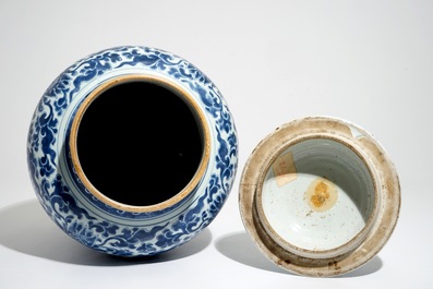 Een grote Chinese blauwwitte dekselvaas met lotusslingers, Kangxi