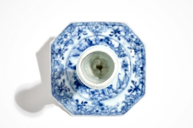 Un bougeoir en porcelaine de Chine bleu et blanc, Compagnie des Indes, Qianlong