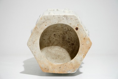 Un vase de forme hexagonale en porcelaine de Chine blanc monochrome &agrave; d&eacute;cor en relief, 19&egrave;me