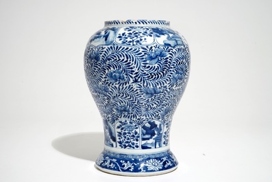 Een Chinese blauwwitte vaas met floraal decor, Kangxi