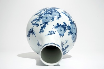 A Chinese blue and white tianqiu ping vase, 20th C.