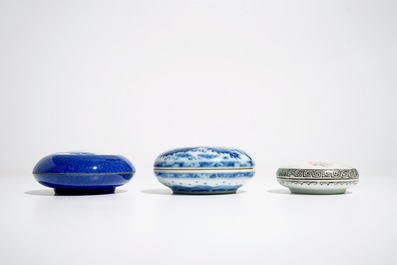 Drie ronde Chinese blauwwitte en famille rose dekseldoosjes, 19/20e eeuw