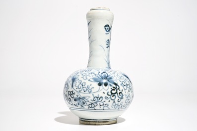 Een Japanse blauwwitte Arita kendi, Edo, 17e eeuw