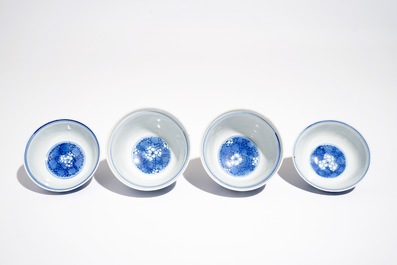 Een paar Chinese blauwwitte dekselkommen, Kangxi