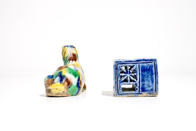 Un encrier et un br&ucirc;le-parfum en porcelaine de Chine, Kangxi et post&eacute;rieur