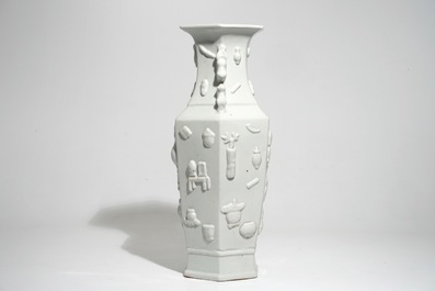 Un vase de forme hexagonale en porcelaine de Chine blanc monochrome &agrave; d&eacute;cor en relief, 19&egrave;me