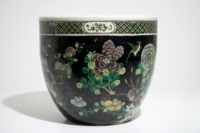 Un aquarium en porcelaine de Chine famille noire, 19/20&egrave;me