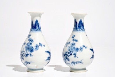 Een paar Chinese blauwwitte peervormige "Drie vrienden van de winter" vaasjes, 19e eeuw