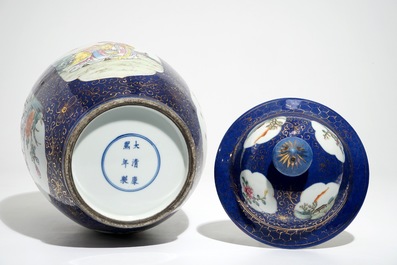 Een Chinese famille rose dekselpot met poederblauwe fondkleur, Republiek, 20e eeuw