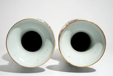 Une paire de grands vases en porcelaine de Chine famille rose, 19&egrave;me