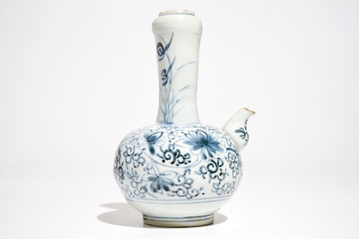 Een Japanse blauwwitte Arita kendi, Edo, 17e eeuw