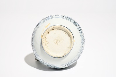 Een Japanse blauwwitte Arita kendi, Edo, 17e eeuw